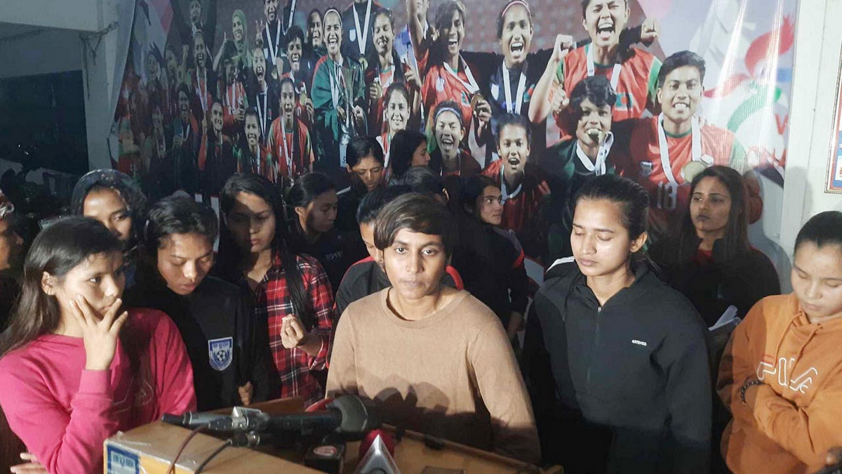 কোচের বিরুদ্ধে বিদ্রোহ, সবাই এক সাথে অবসরের হুমকি দিলেন সাফজয়ী নারী ফুটবলাররা