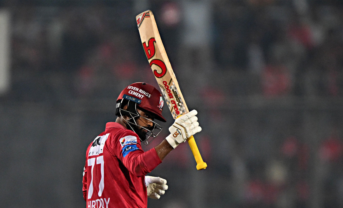 ফেসবুকে তাওহীদ হৃদয়ের স্ট্যাটাস