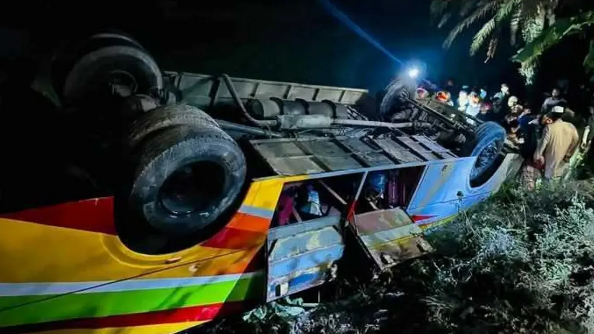 ফরিদপুরের মহাসড়কে বরযাত্রীবাহী বাস উল্টে, ৪০ জন আহত
