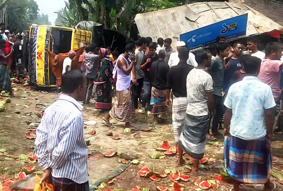ক্রসিং ভেঙে ট্রেনের সামনে ট্রাক, ভয়াবহ সংঘর্ষে আহত ৪