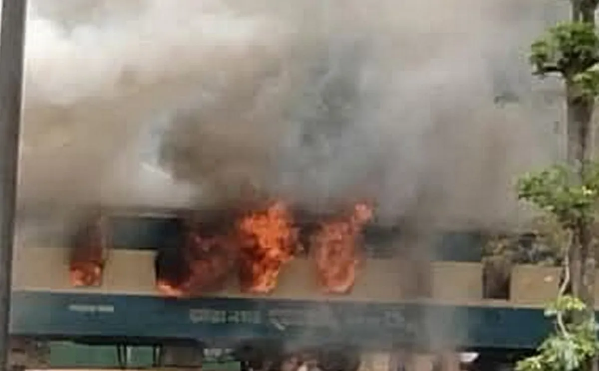ভয়াবহ অগ্নিকাণ্ড চলন্ত ট্রেনে, যাত্রীদের করুণ আকুতি, ‘ভাই, পানি দেন, আমাদের বাঁচান!’