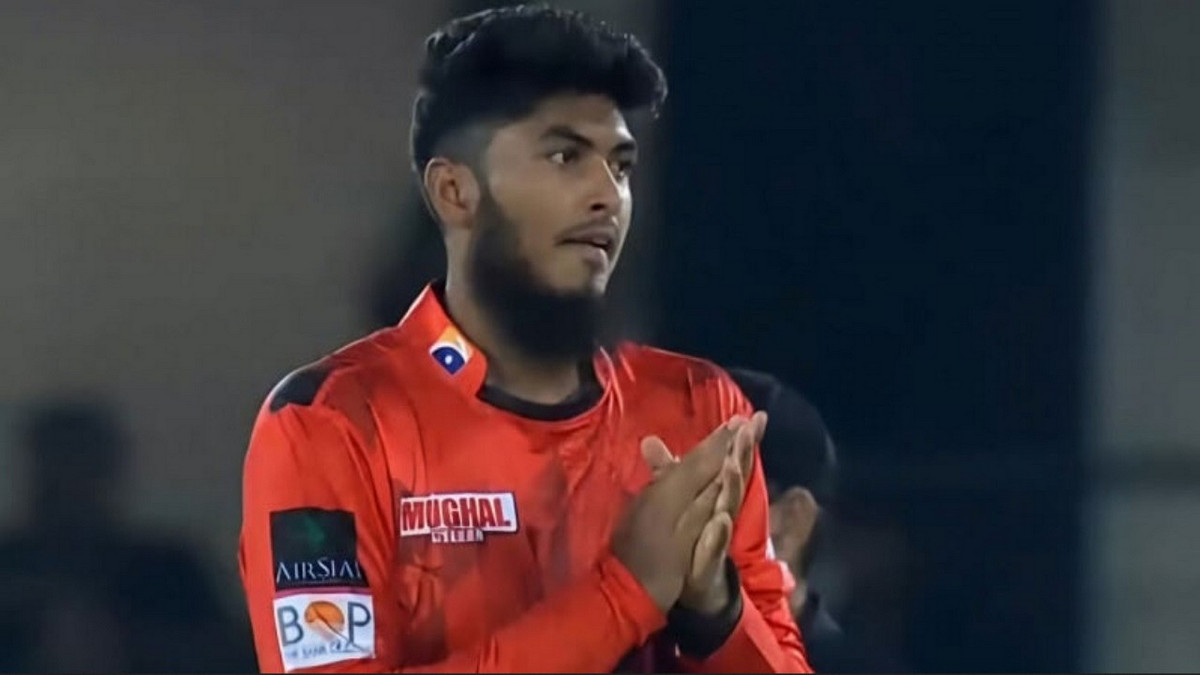 ৩ উইকেট, ৩ রেকর্ড! পিএসএলে অভিষেকেই নজর কাড়লেন রিশাদ
