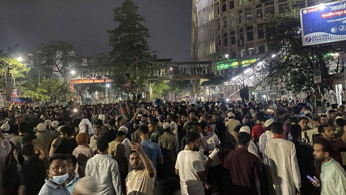 শাহবাগে ছাত্রদের প্রতিবাদ: ছাত্রদল ও বাম সংগঠন নেই