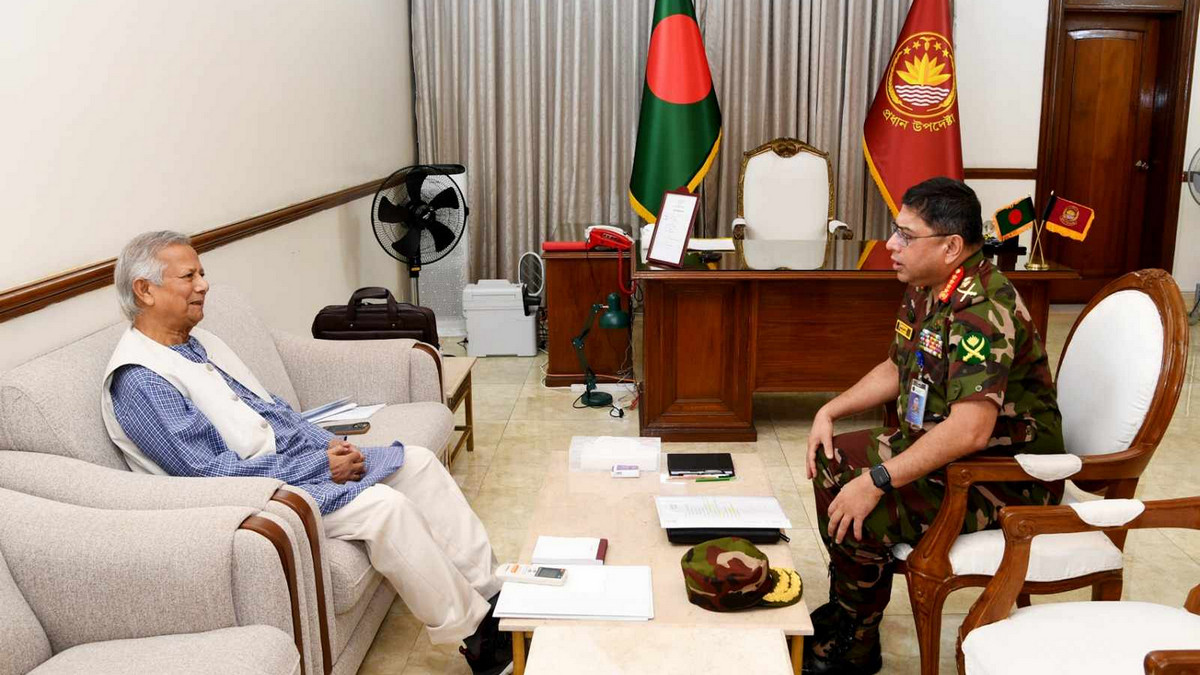 তিন বাহিনীর প্রধানদের সঙ্গে প্রধান উপদেষ্টার বৈঠক