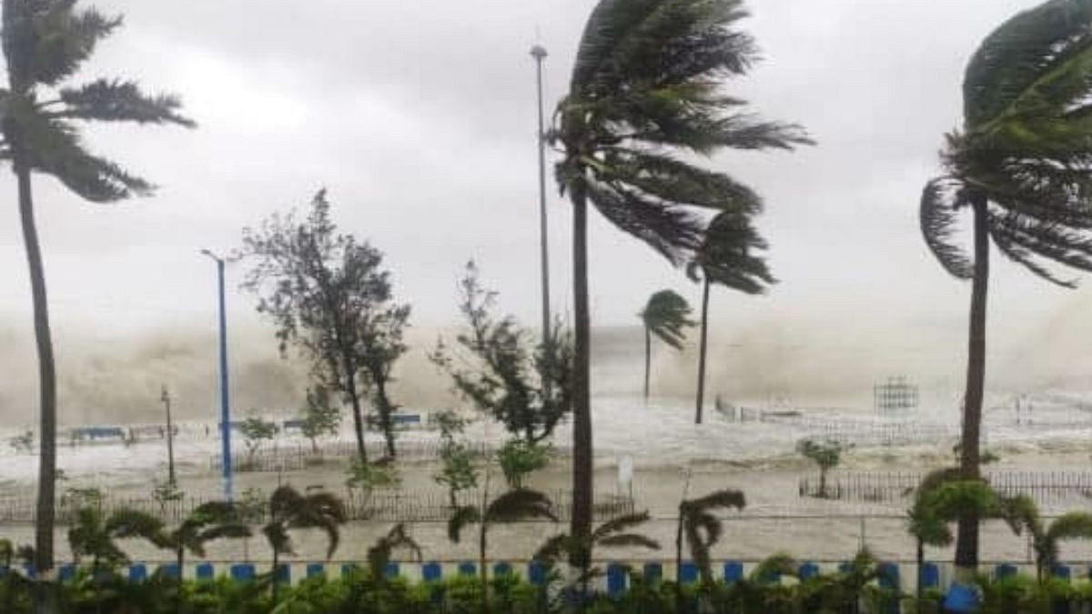 রাত ১টা মধ্যে ৬০ কিলোমিটার বেগে ধয়ে আসছে ঘূর্ণি ঝড়
