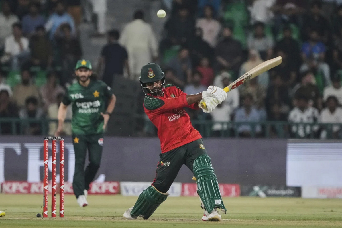 বাংলাদেশ-পাকিস্তান: শেষদিকে হঠাৎ বিপর্যয়, বদলে গেল ম্যাচ