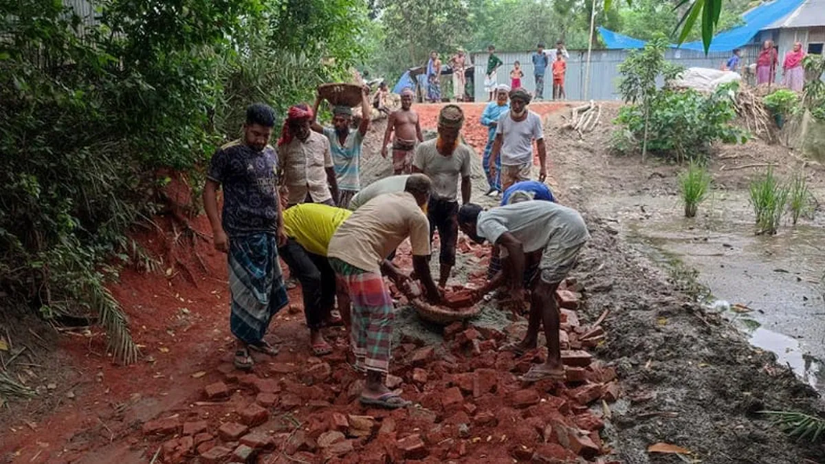 কাঁদা পেরিয়ে স্বপ্নে পা: নিজেদের টাকায় গ্রামবাসীর রাস্তা নির্মাণ