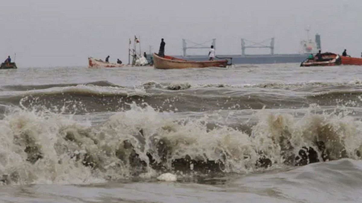 আসছে অতি ভারী বৃষ্টি ও ঝোড়ো হাওয়া, চার বন্দরে ৩ নম্বর সতর্কতা