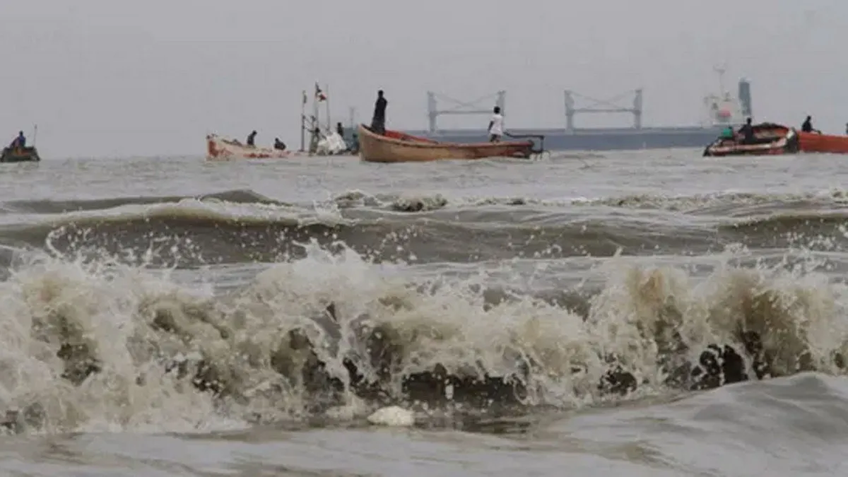 আসছে অতি ভারী বৃষ্টি ও ঝোড়ো হাওয়া, চার বন্দরে ৩ নম্বর সতর্কতা
