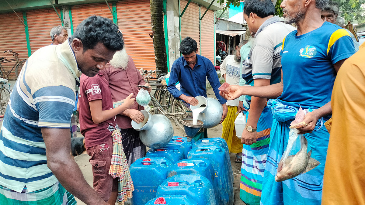 ‘পানির দামে’ দুধ