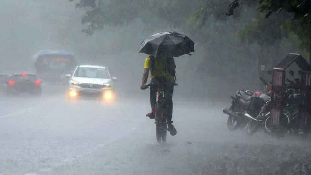 আকাশ ভাঙা বৃষ্টির ইশারা, ঢাকাসহ ৪ বিভাগে সতর্ক বার্তা
