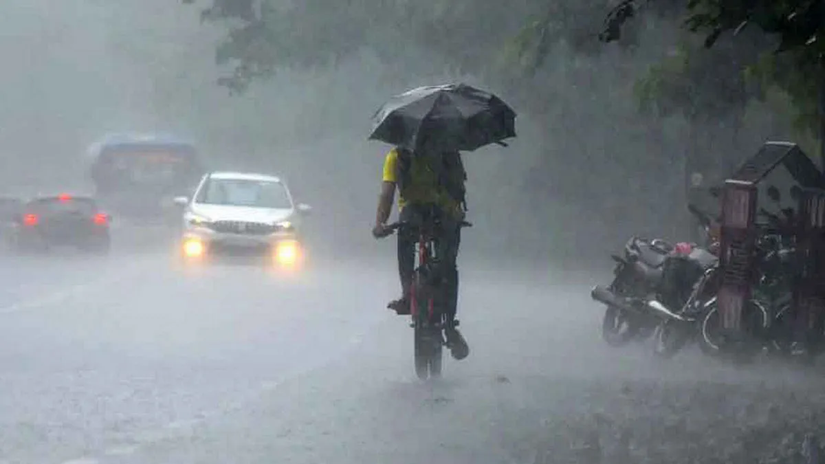 আকাশ ভাঙা বৃষ্টির ইশারা, ঢাকাসহ ৪ বিভাগে সতর্ক বার্তা
