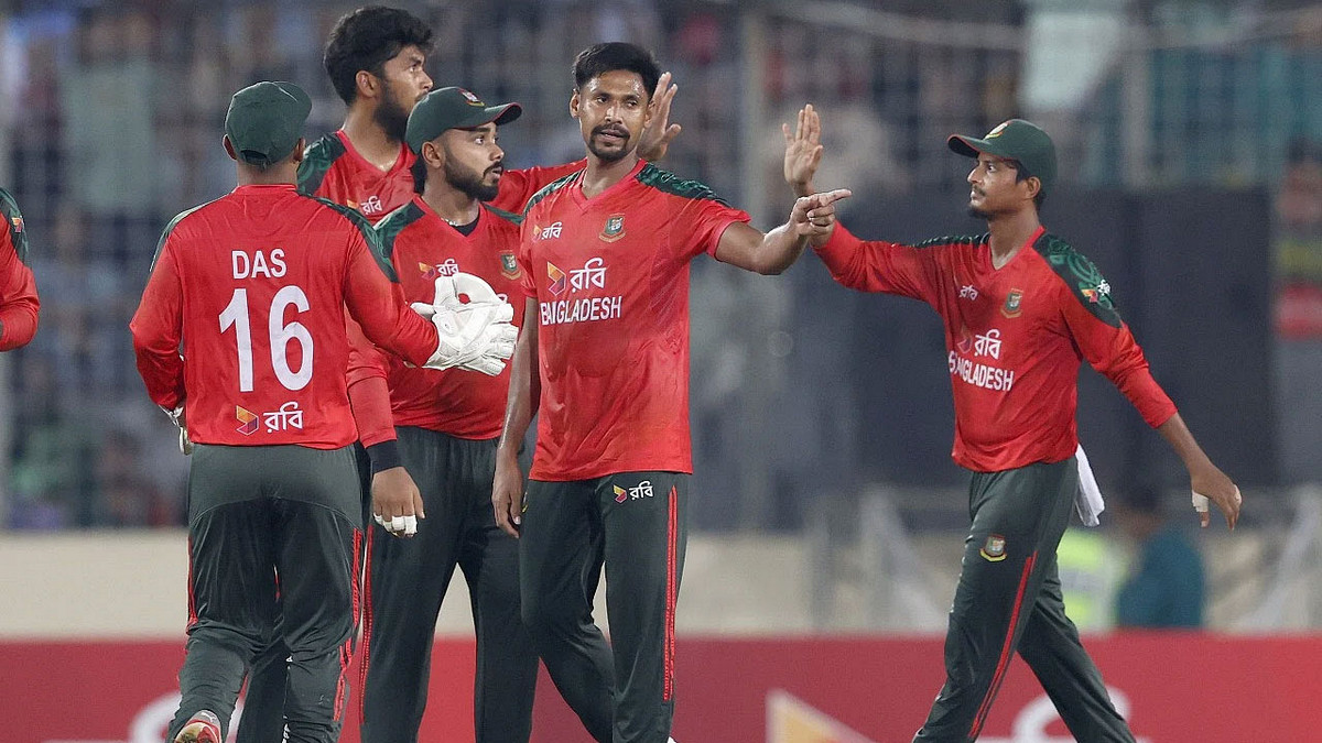 বাংলাদেশ-পাকিস্তান প্রথম টি-২০তে ম্যাচসেরা পুরস্কার উঠলো যার হাতে