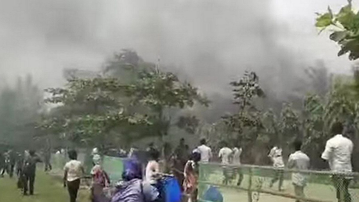 উত্তরায় বিমান বাহিনীর প্রশিক্ষণ বিমান বিধ্বস্ত, এলাকায় আতঙ্ক