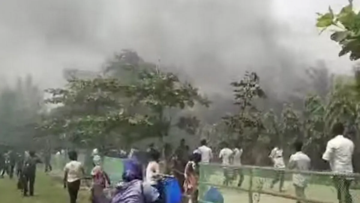 উত্তরায় বিমান বাহিনীর প্রশিক্ষণ বিমান বিধ্বস্ত, এলাকায় আতঙ্ক