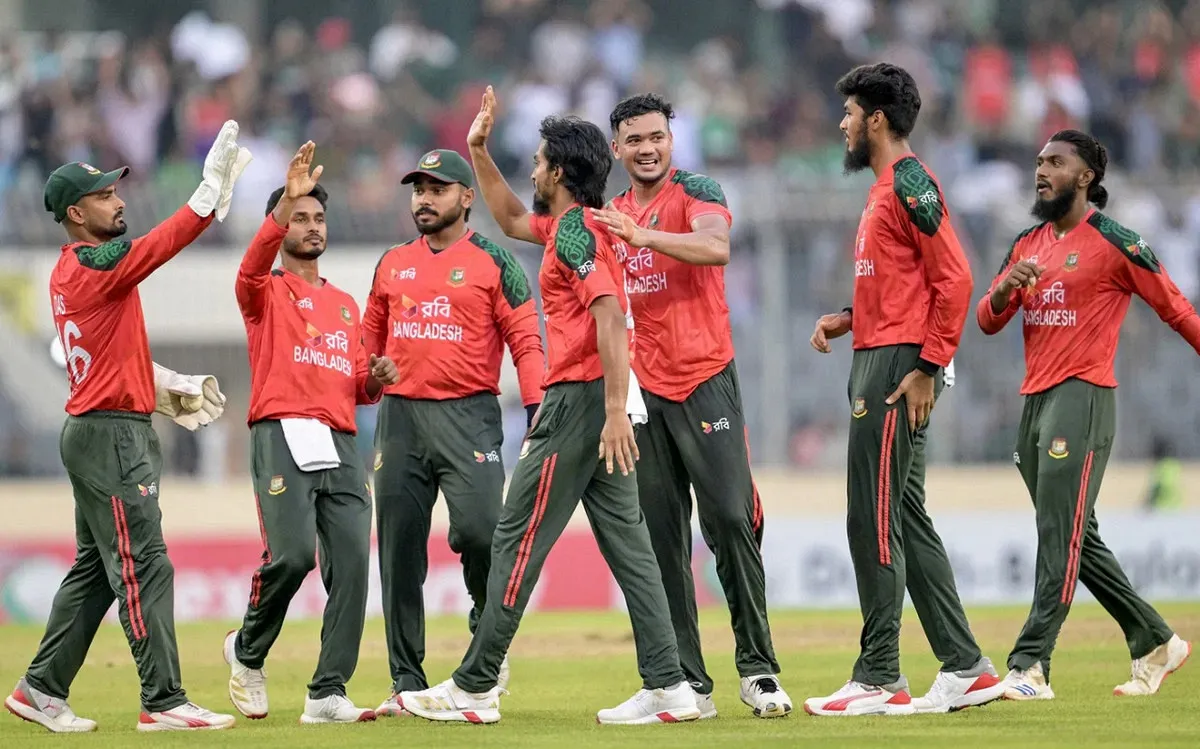 ৫ ওভারেই অল-আউটের পথে পাকিস্তান