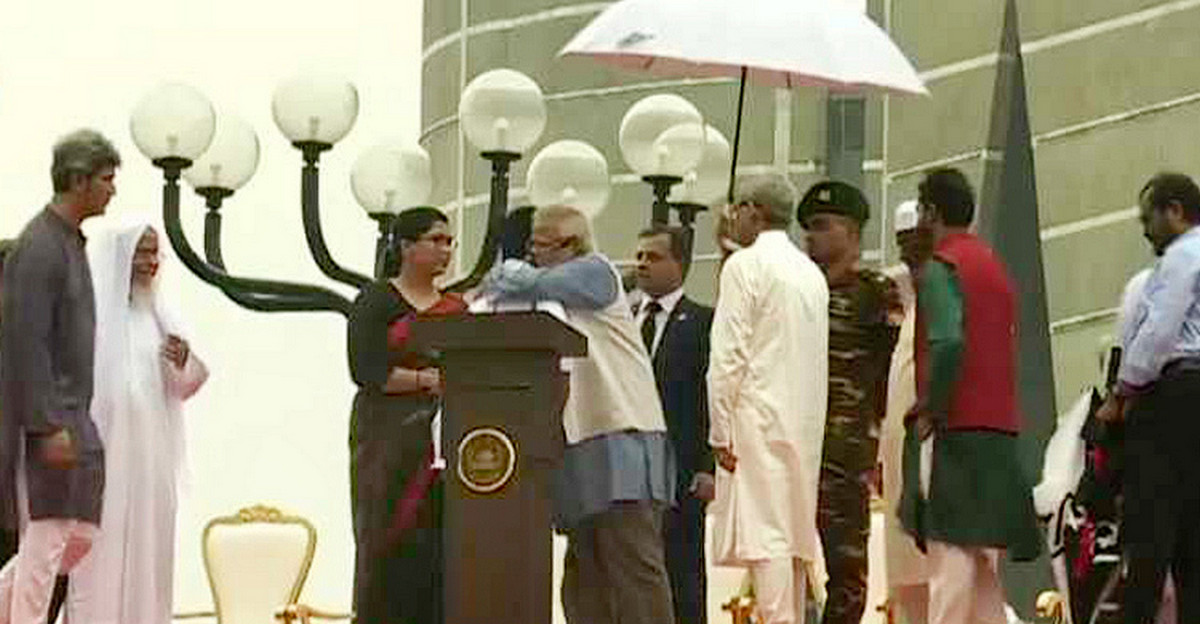 জুলাই ঘোষণাপত্রে ঐক্যের ডাক, নাহিদকে জড়িয়ে ধরলেন ড. ইউনূস