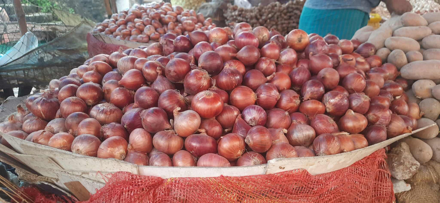 সেঞ্চুরির পথে পেঁয়াজের দাম, ডিমের ডজন ১৫০