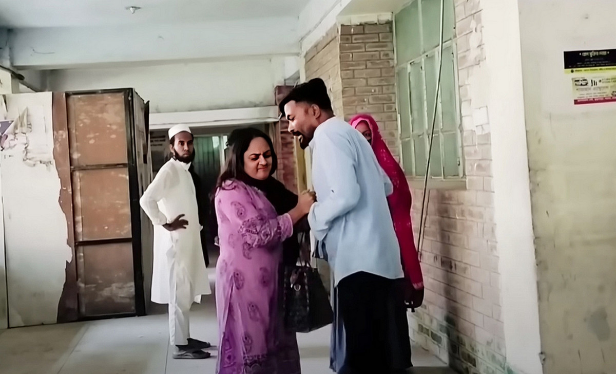 হাসপাতালেই স্বামীকে পেটালেন স্ত্রী, ভাইরাল ভিডিওতে চাঞ্চল্যকর দৃশ্য