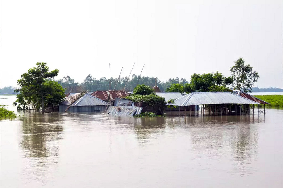 টানা ১০ দিন ভারী বর্ষণ ১০ জেলায় বন্যার সতর্কবার্তা