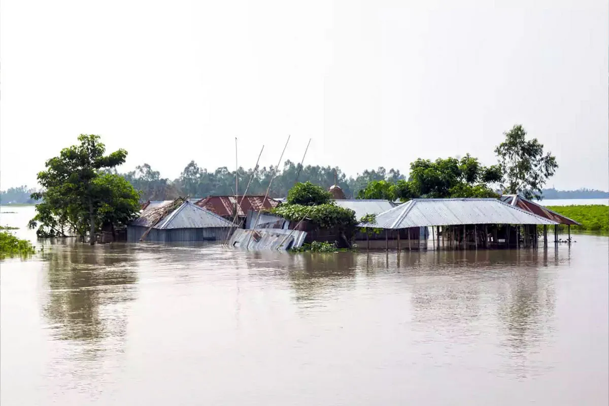 টানা ১০ দিন ভারী বর্ষণ ১০ জেলায় বন্যার সতর্কবার্তা