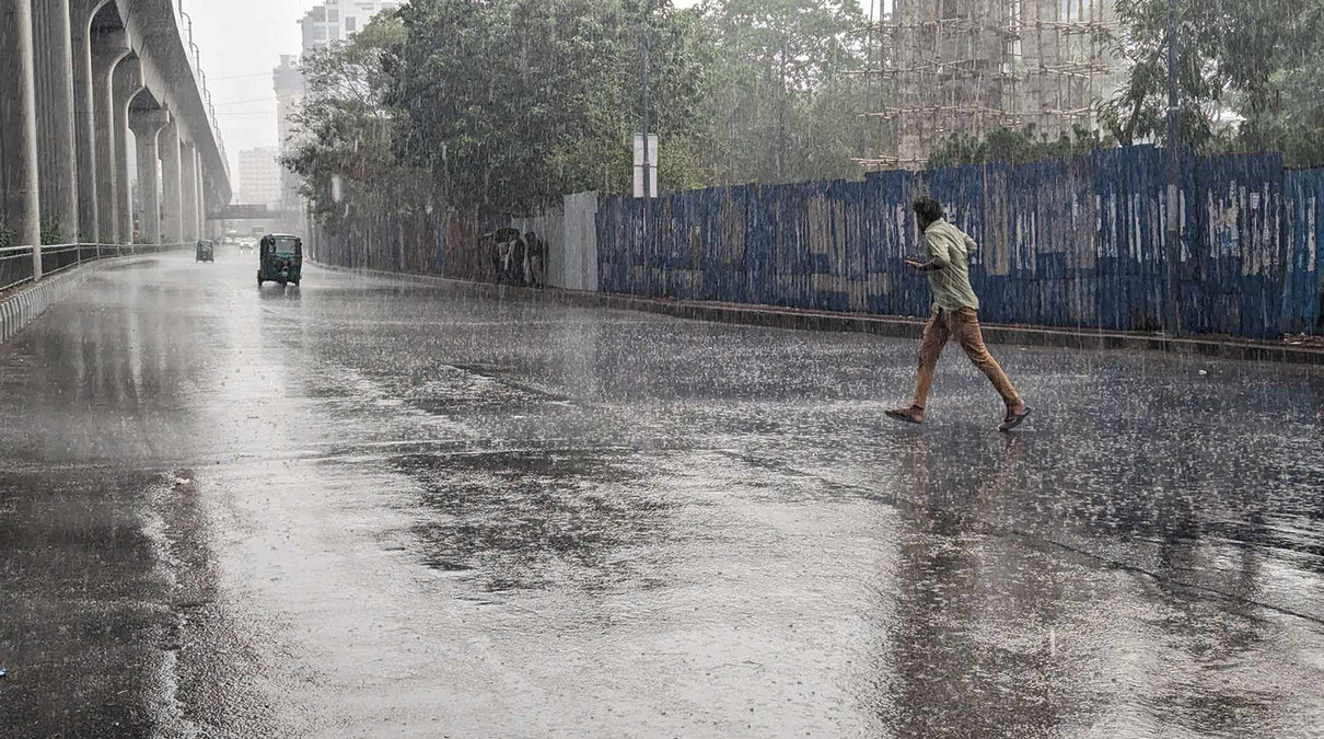 আজকের আবহাওয়ার আপডেট: দেশের আট বিভাগেই বৃষ্টি-ঝড়ের পূর্বাভাস