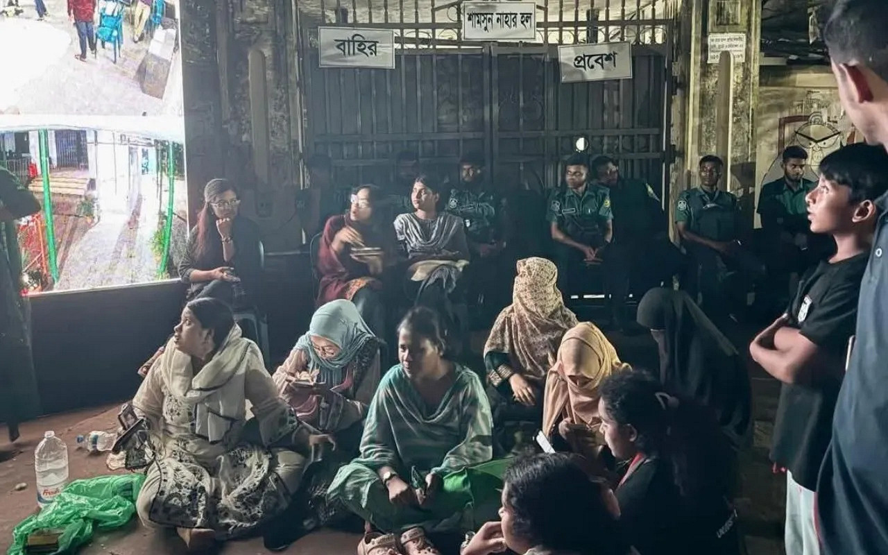 ডাকসু নির্বাচন ফলাফল: ইউল্যাব কেন্দ্রে তীব্র উত্তেজনা!