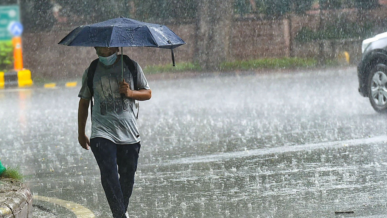 আবহাওয়ার খবর: বজ্রসহ বৃষ্টির পূর্বাভাস, সারাদেশে অব্যাহত থাকবে বর্ষণ