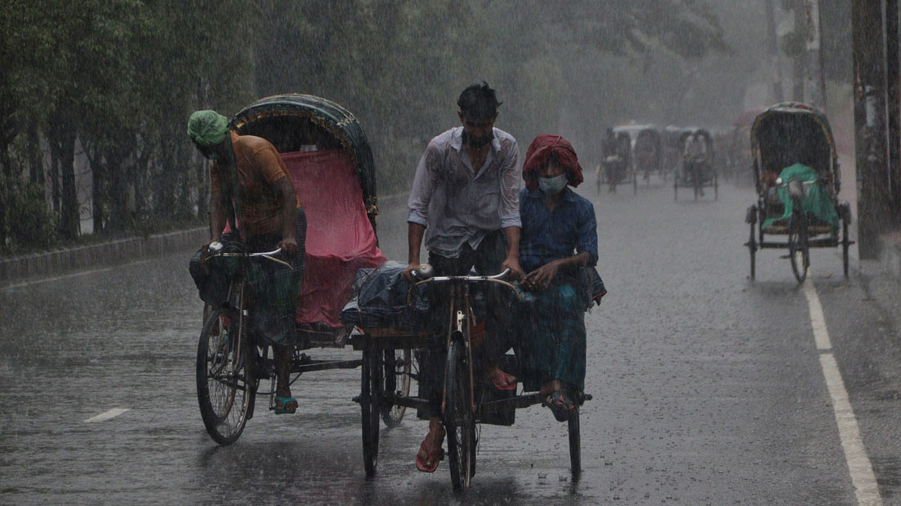 আবহাওয়ার খবর: লঘুচাপ আসছে, দেশজুড়ে ভারী বৃষ্টির পূর্বাভাস