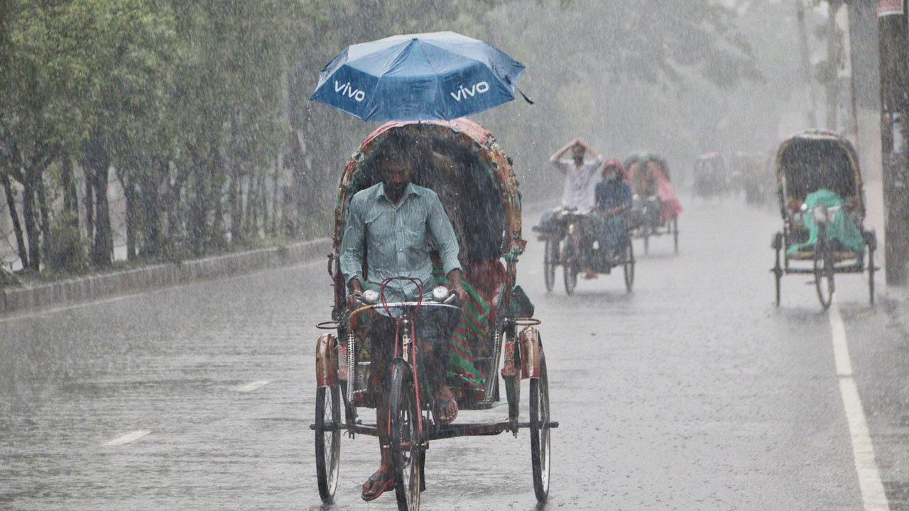 দুপুরে বৃষ্টিতে ভিজতে পারে ঢাকা, তাপমাত্রা বৃদ্ধির আভাস: কী বলছে আবহাওয়া?