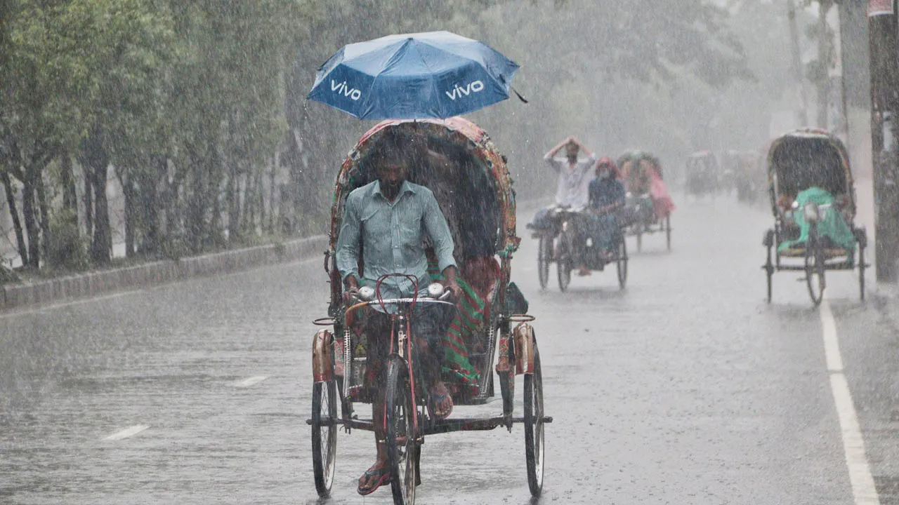 দুপুরে বৃষ্টিতে ভিজতে পারে ঢাকা, তাপমাত্রা বৃদ্ধির আভাস: কী বলছে আবহাওয়া?