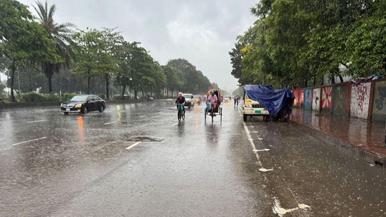 আবহাওয়ার খবর: সারাদেশে বজ্রসহ বৃষ্টির পূর্বাভাস, ৪ বিভাগে ভারি বর্ষণ
