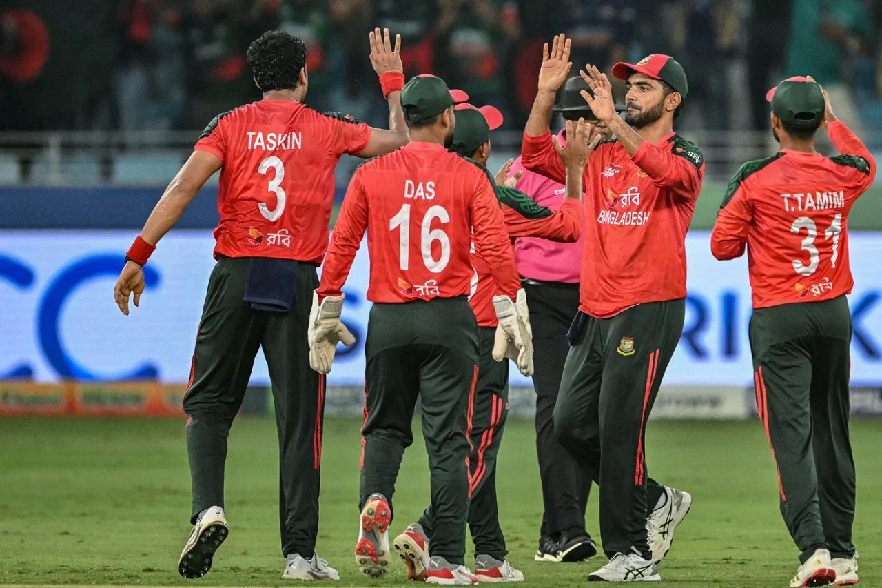বাংলাদেশকে বড় রানের টার্গেট দিল শ্রীলঙ্কা