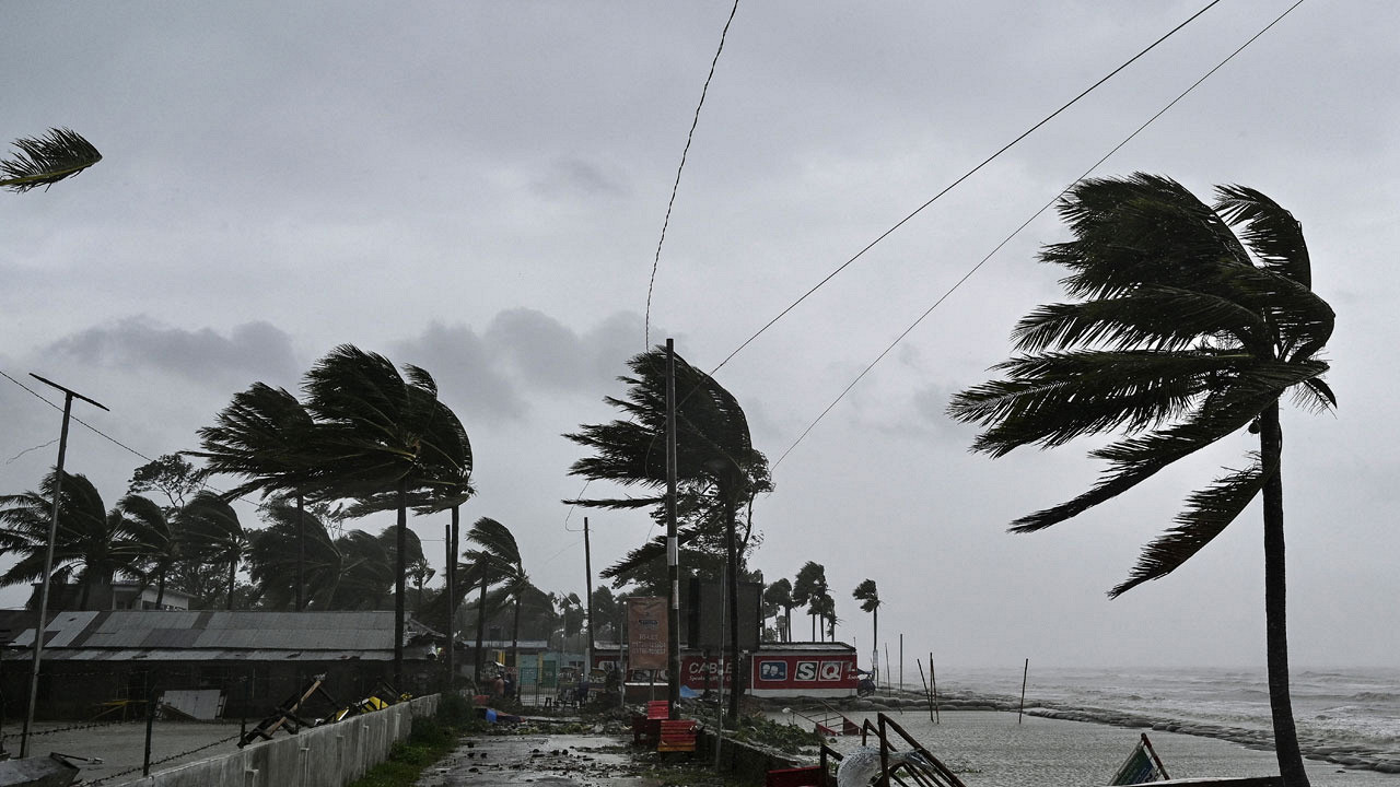 আবহাওয়ার খবর: ৭ জেলায় ৬০ কি.মি. বেগে ঝড়ের পূর্বাভাস