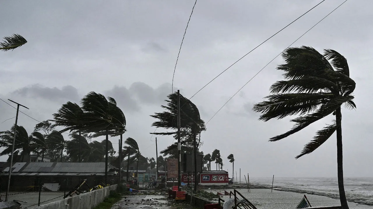 আবহাওয়ার খবর: ৭ জেলায় ৬০ কি.মি. বেগে ঝড়ের পূর্বাভাস