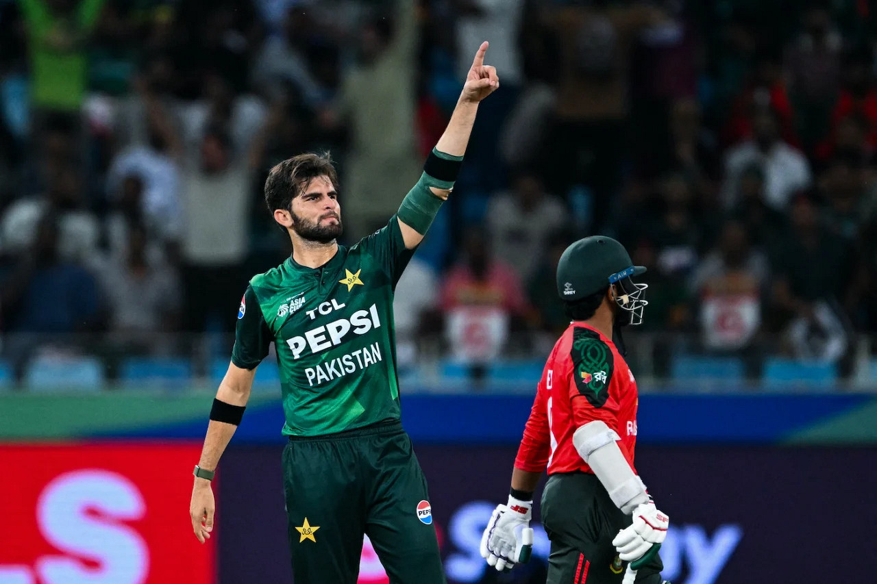 চলছে বাংলাদেশ বনাম পাকিস্তান ম্যাচ: উইকেট যাওয়া মিছিল শুরু, লাইভ দেখুন এখানে