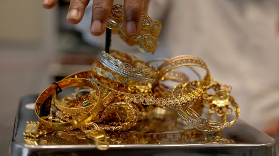 রেকর্ডের পর হঠাৎ সোনার দামে বড় ধাক্কা