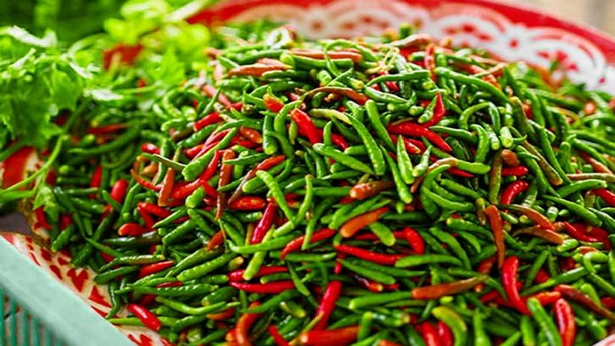 কাঁচামরিচ ৩০০! বাজারে আগুন, ভোক্তার পকেট ফাঁকা