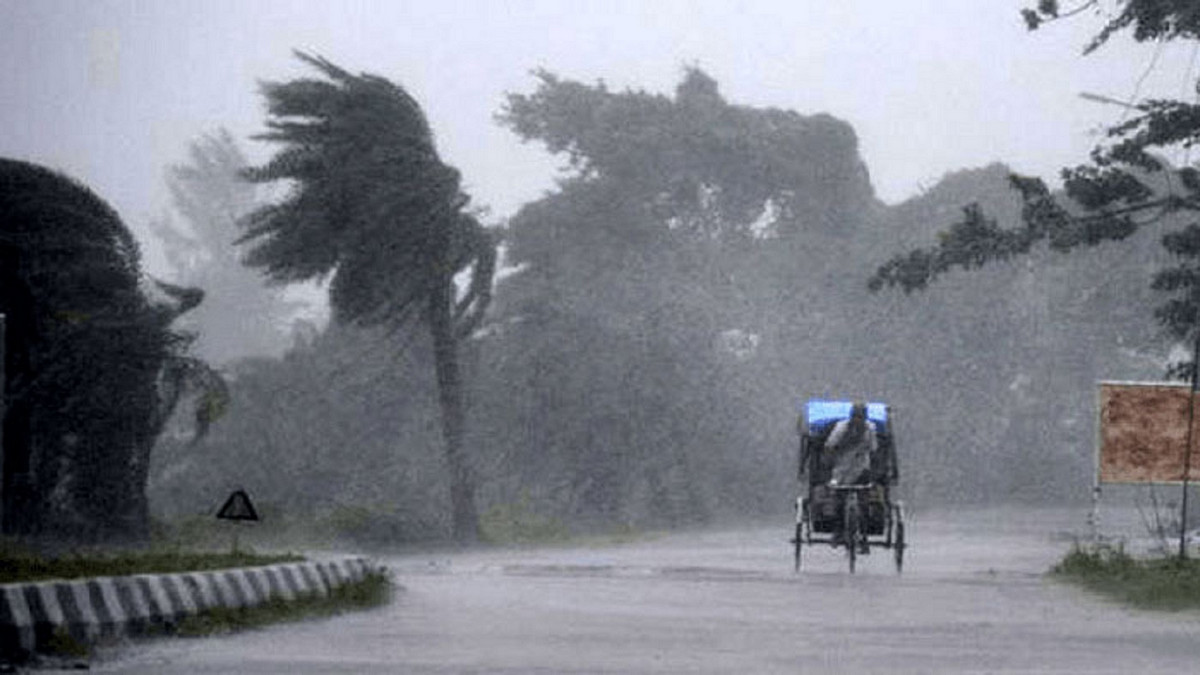 আবহাওয়ার খবর: দুপুরের আগেই ৮ অঞ্চলে তীব্র ঝড়ের পূর্বাভাস