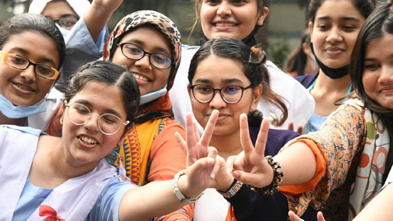 এইচএসসি ফল ২০২৫: কখন, কোথায় ও কিভাবে ঘরে বসে দেখবেন রেজাল্ট