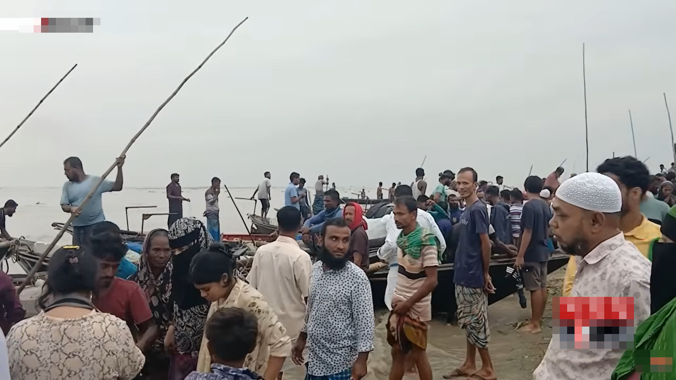 ২২ দিনের নিষেধাজ্ঞা উপেক্ষা! পদ্মায় অবাধ মা ইলিশ শিকার (ভিডিওসহ)