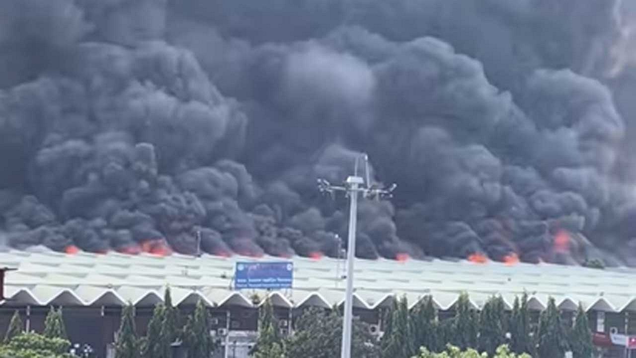হযরত শাহজালাল বিমানবন্দরে আগুন নিয়ন্ত্রণে চেষ্টা করছে ১৬ ইউনিট