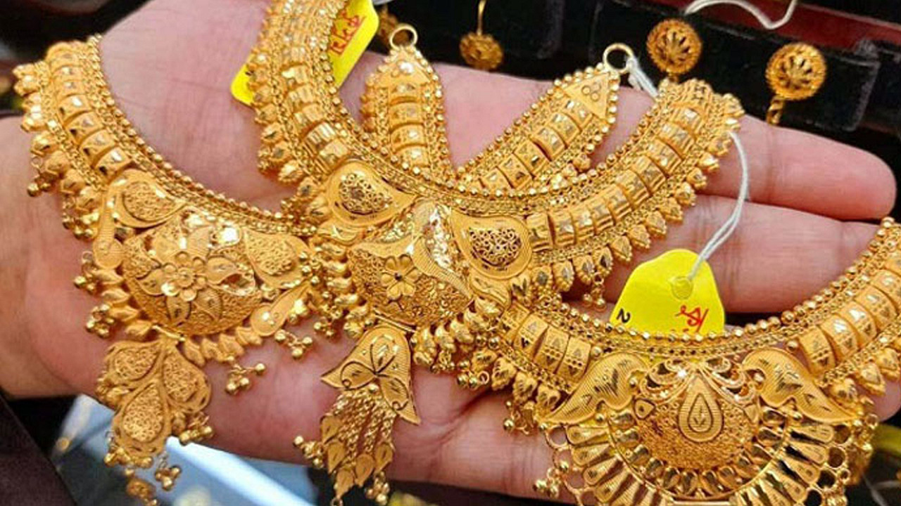 আজ রেকর্ড দামে দেশের বাজারে বিক্র হচ্ছে সোনা: সোনার ভরি কত