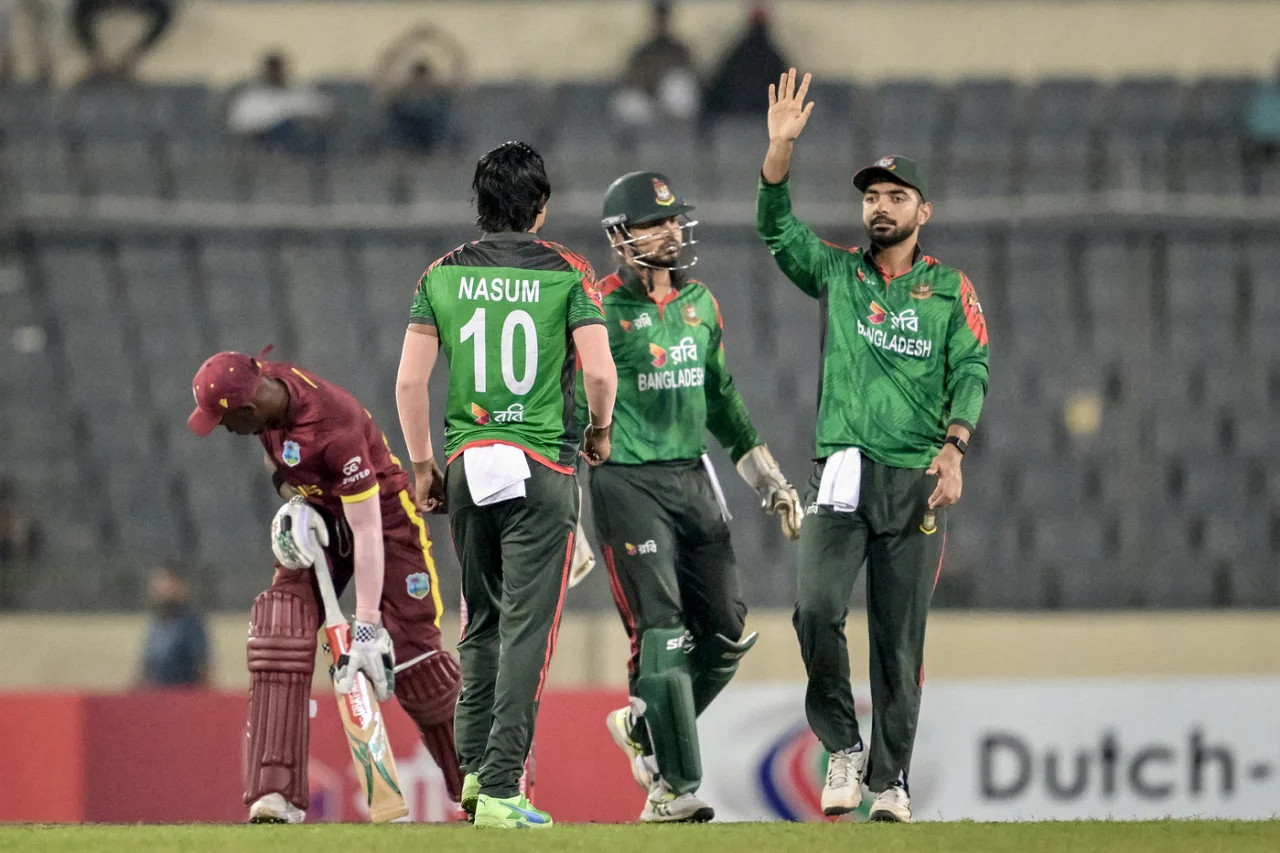 বাংলাদেশ বনাম ওয়েস্ট ইন্ডিজ: অল-আউটের পথে ওয়েস্ট ইন্ডিজ, সরাসরি দেখুন (Live)