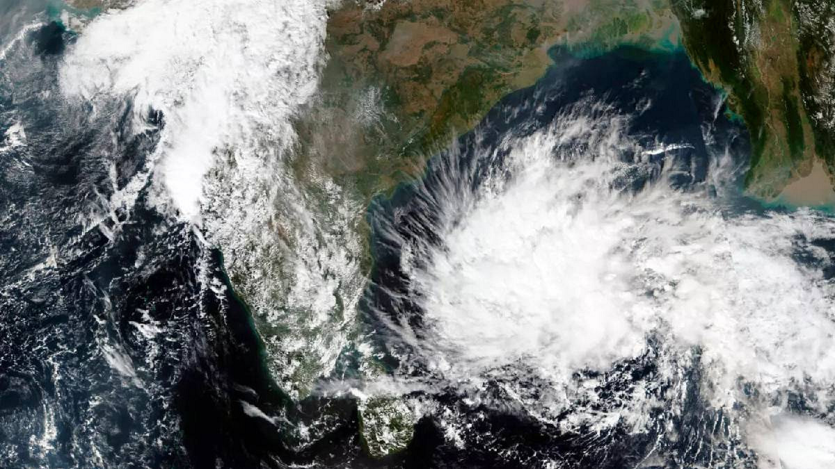 আবহাওয়ার খবর: বঙ্গোপসাগরে ‘মন্থা’র জন্ম: ৪ বন্দরে জারি হলো ২ নম্বর হুঁশিয়ারি সংকেত