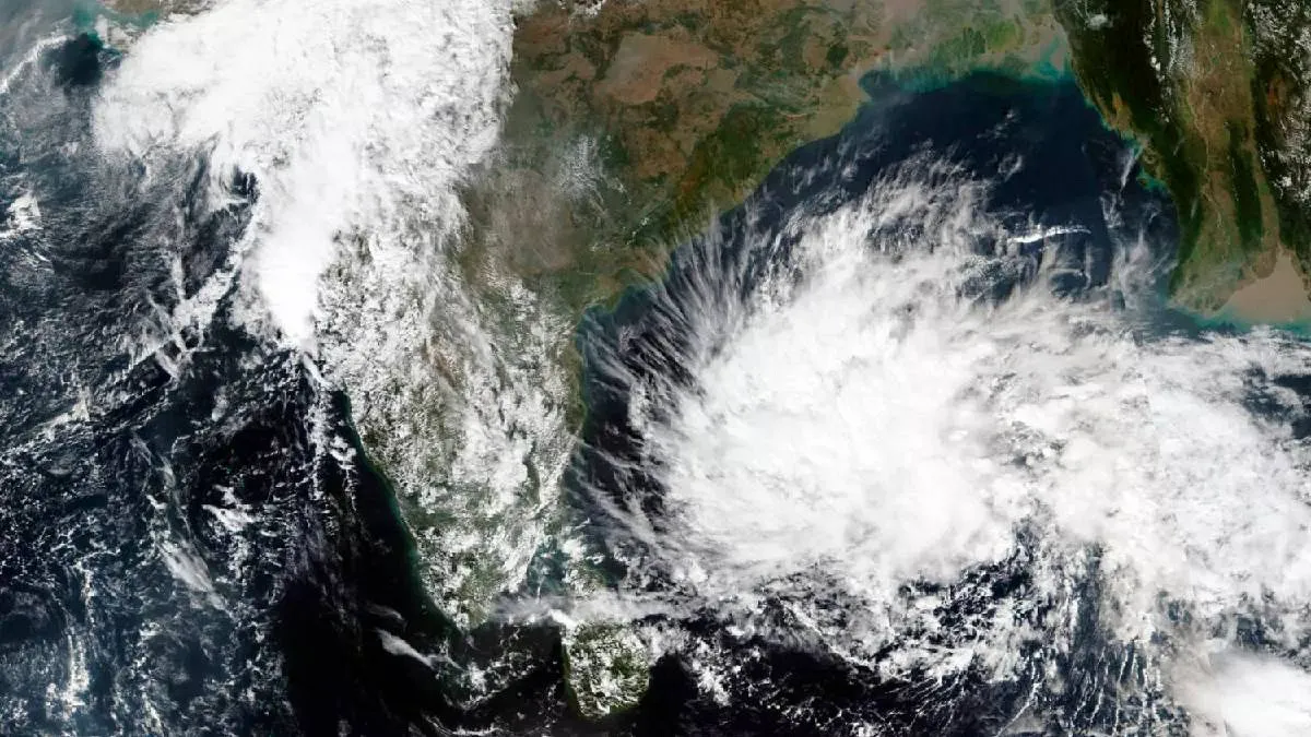 আবহাওয়ার খবর: বঙ্গোপসাগরে ‘মন্থা’র জন্ম: ৪ বন্দরে জারি হলো ২ নম্বর হুঁশিয়ারি সংকেত