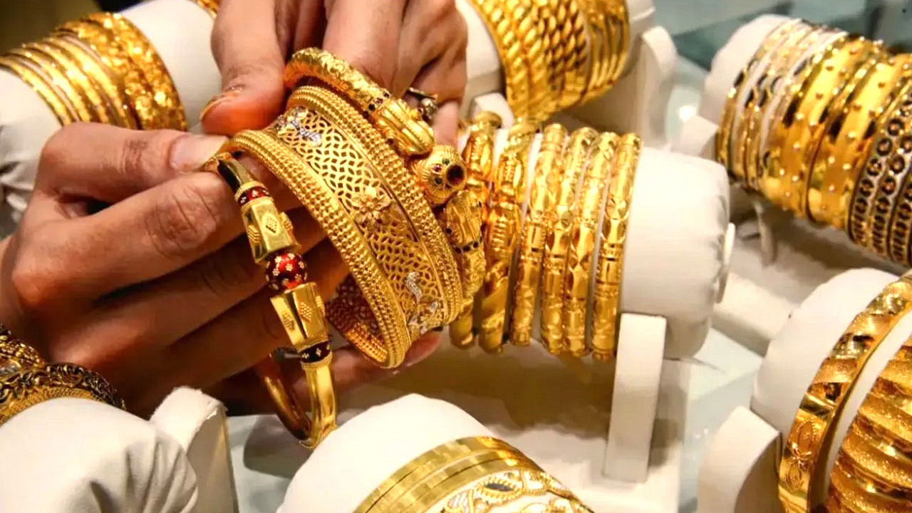 আবারও এক লাফে কমলো সোনার দাম