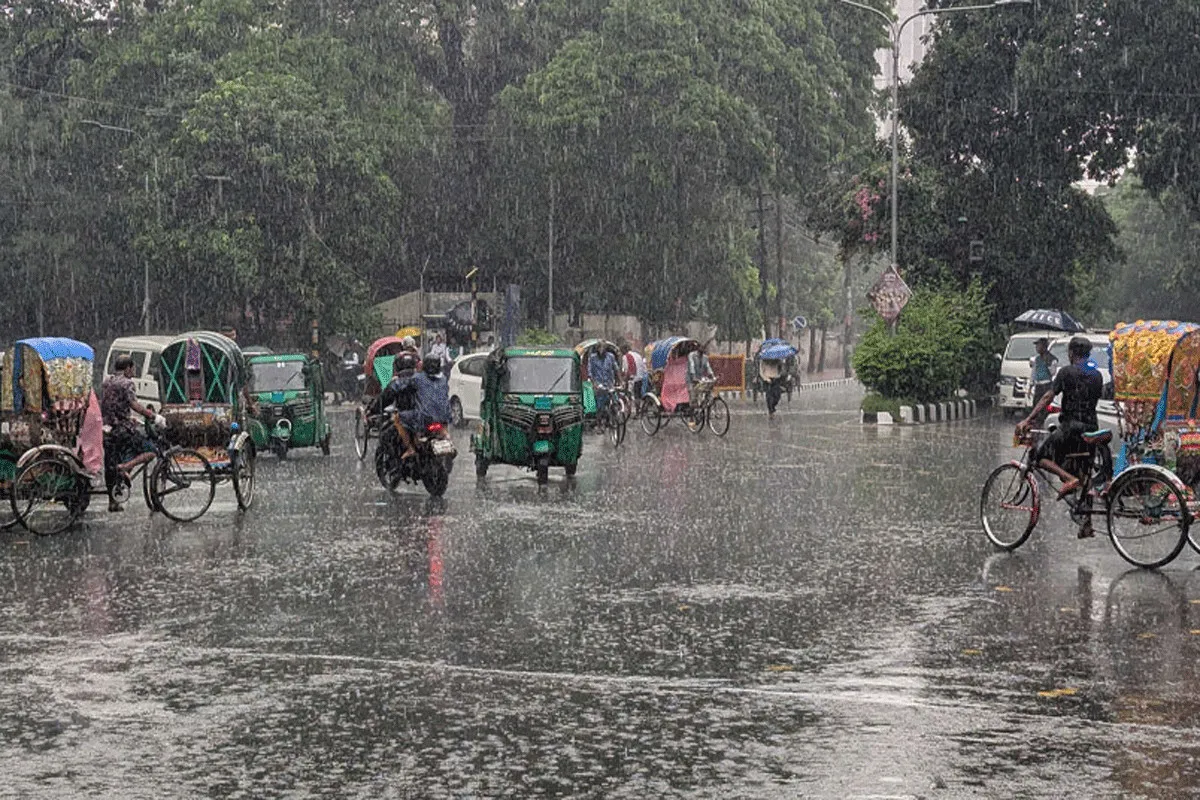আবহাওয়ার খবর: প্রতীক্ষিত বর্ষণ, উষ্ণতা কমবে; নজর ঘূর্ণিঝড় ‘মন্থা’র দিকে