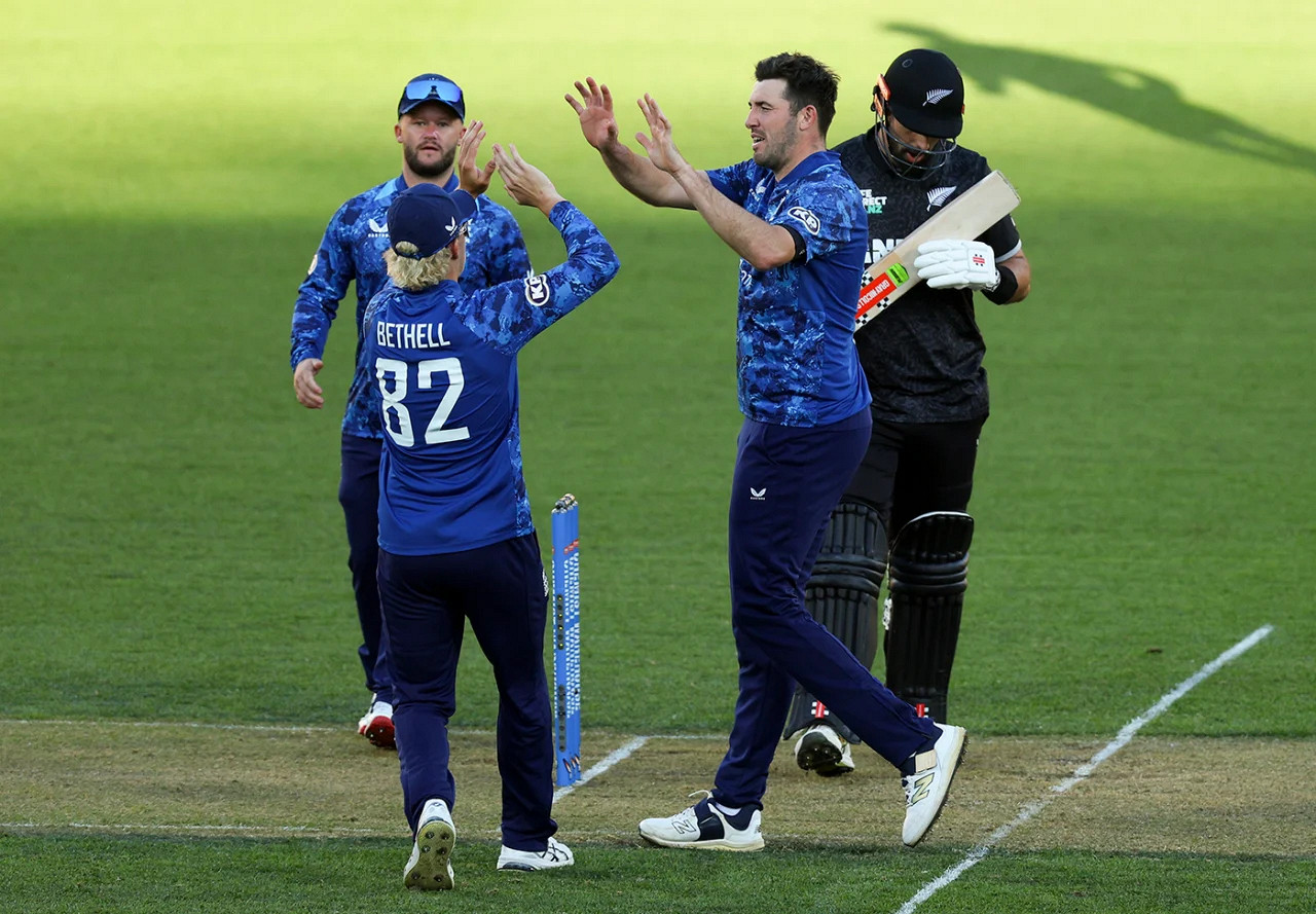 ২৯ বছর পর‘ লজ্জার রেকর্ড’ থেকে বাংলাদেশকে বাঁচালো ইংল্যান্ড