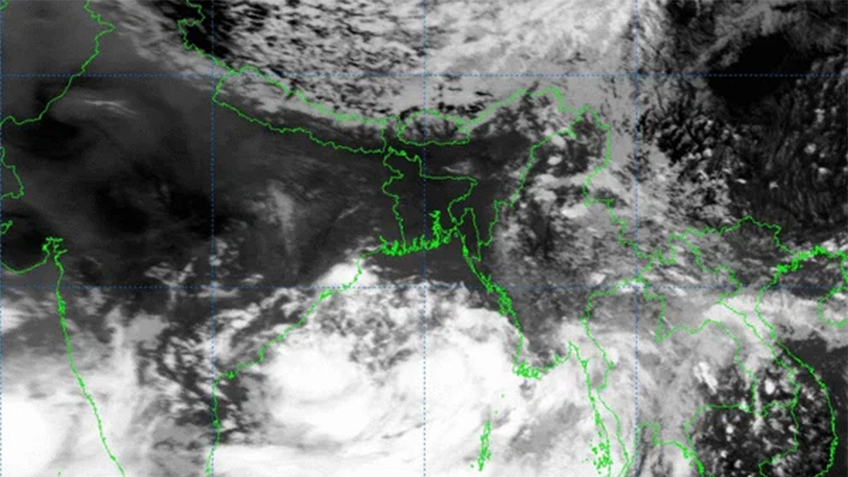 ৩ নম্বর সতর্কতা সংকেত' জারি: উত্তর-পূর্ব বঙ্গোপসাগরে ভয়ঙ্কর মেঘমালার সৃষ্টি